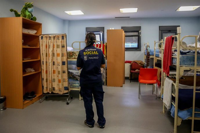 Archivo - Una mujer de SAMUR Social en una de las habitaciones dispuestas para sintecho en el centro Pinar de San José