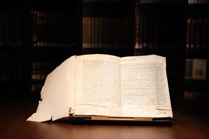 Bula papal manuscrita a mano en pergamino de 1695