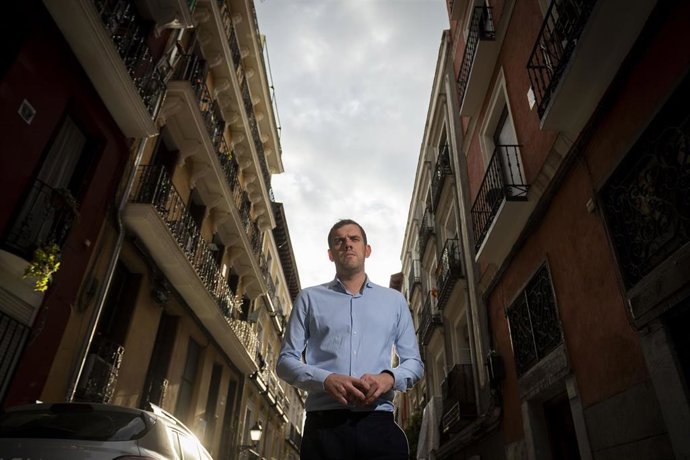 El presidente de la Federación Regional de Asociaciones Vecinales de Madrid (FRAVM), Jorge Nacarino, posa para Europa Press, en el exterior de la sede de FRAVM, a 19 de noviembre de 2025, en Madrid (España).