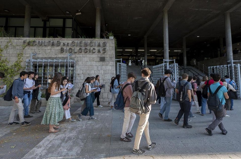 Archivo - Estudiantes antes del inicio de los exámenes, durante el primer día de la Evaluación de Acceso a la Universidad (EvAU), en la Facultad de Ciencias Biológicas de la Universidad Complutense de Madrid, a 3 de junio de 2024, en Cantoblanco, Madrid