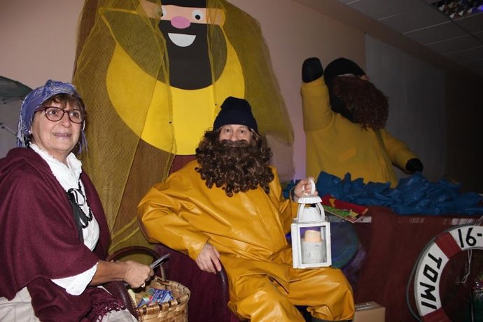 Archivo - Imagen de archivo de L'Anguleru con Lolina la rulera durante la cabalgata en L'Arena