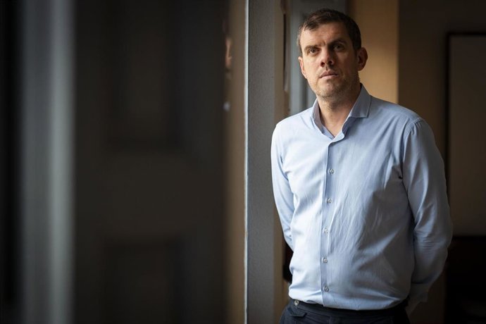 El presidente de la Federación Regional de Asociaciones Vecinales de Madrid (FRAVM), Jorge Nacarino, posa para Europa Press, en la sede de FRAVM, a 19 de noviembre de 2025, en Madrid (España).