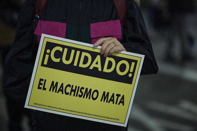 Archivo - Decenas de personas durante la manifestación organizada por el Foro de Madrid Contra la Violencia a las Mujeres con motivo del 25N y bajo el lema 'Combatir el sexismo para erradicar la violencia contra las mujeres' que marcha desde Cibeles a Pla