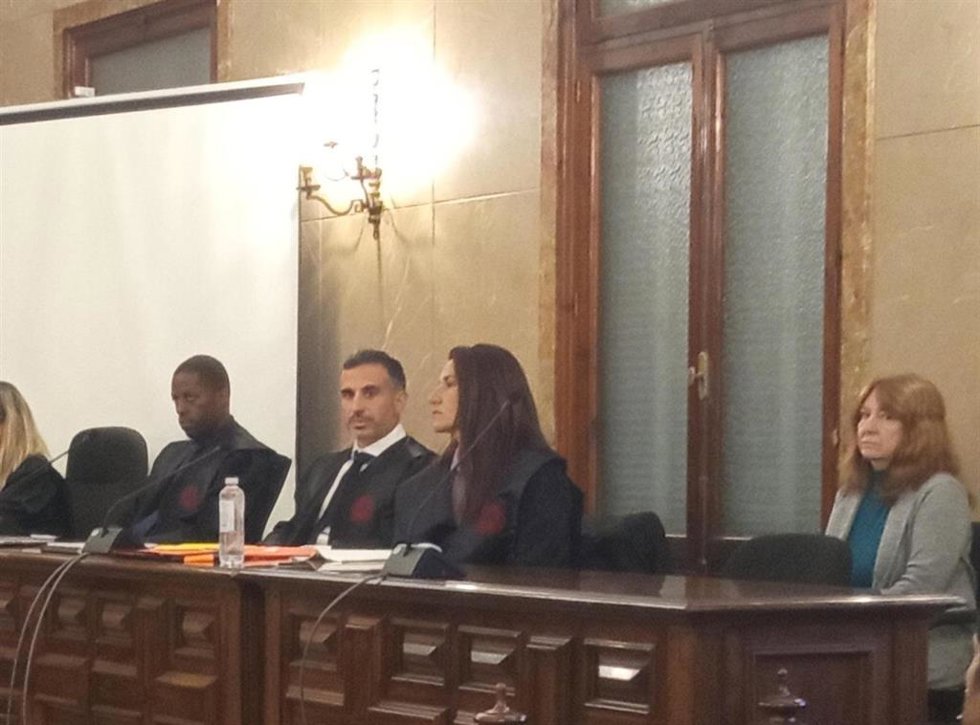 La acusada (d), durante el juicio en la Audiencia Provincial.