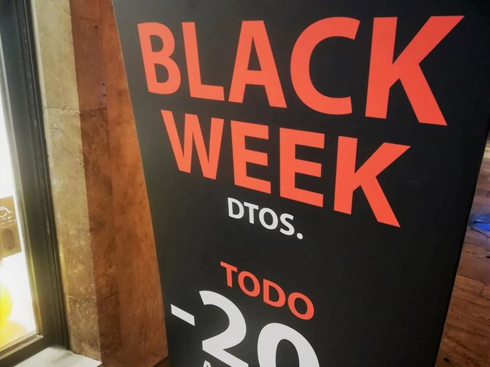 Archivo - Cartel anunciado el Black Friday en un comercio 