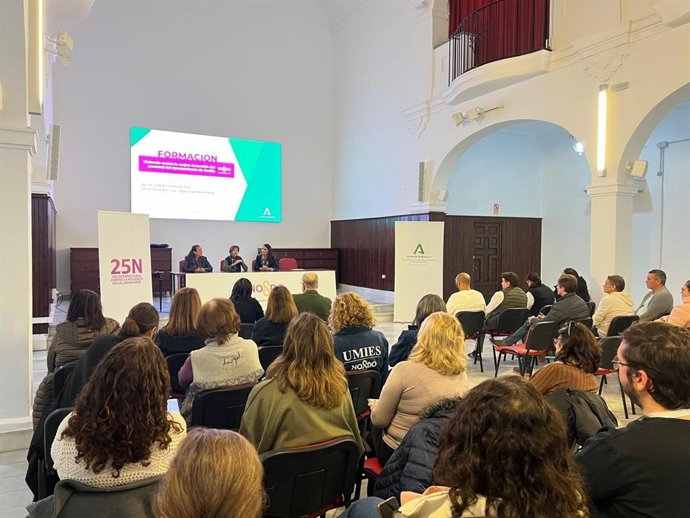 La Junta y el Ayuntamiento se unen para formar al personal en violencia de género y sexual.