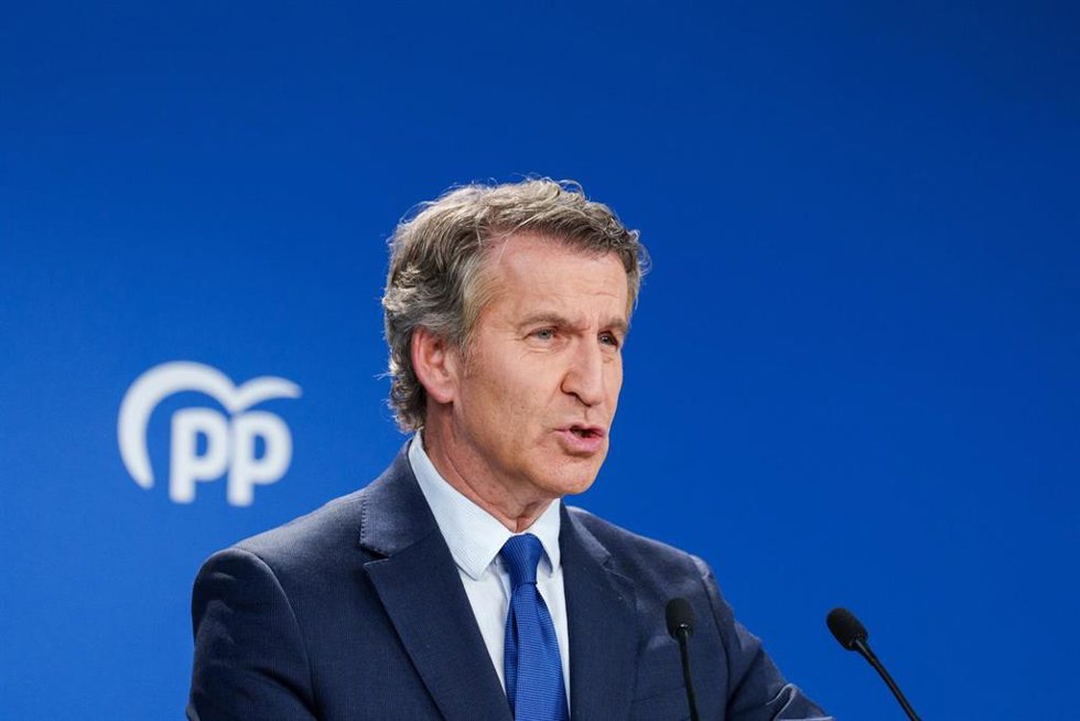 El presidente del Partido Popular, Alberto Núñez Feijóo, durante una comparecencia ante los medios tras la condena del Tribunal Supremo al fiscal general del Estado, en la sede nacional del PP, a 20 de noviembre de 2025, en Madrid (España). El Supremo c