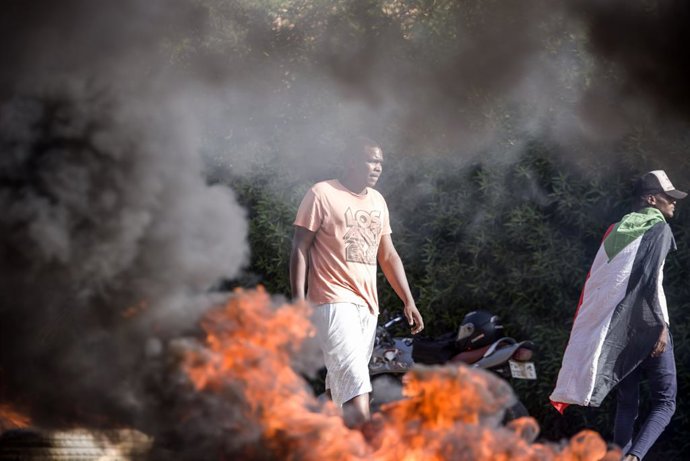 Archivo - June 3, 2020, Khartoum, Khartoum, Sudan: Sudanese protesters some clad in masks as a precaution due to the COVID-19 coronavirus pandemic, wave national flags and burn tyres as they take part in a demonstration in the capital Khartoum, on May 23,