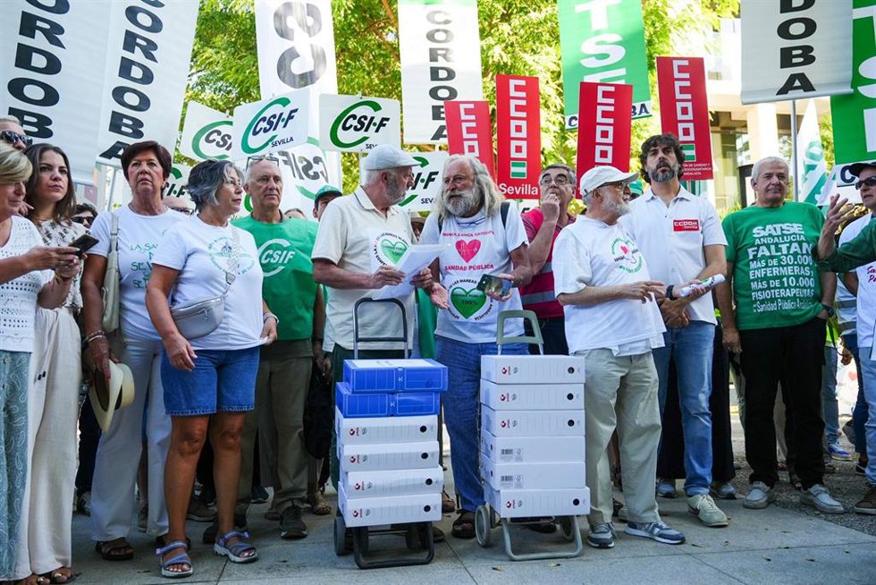 Archivo - La Coordinadora Andaluza de Mareas Blancas entregan firmas para impulsar una Iniciativa Legislativa Popular (ILP) en defensa de la sanidad pública. (Foto de archivo).