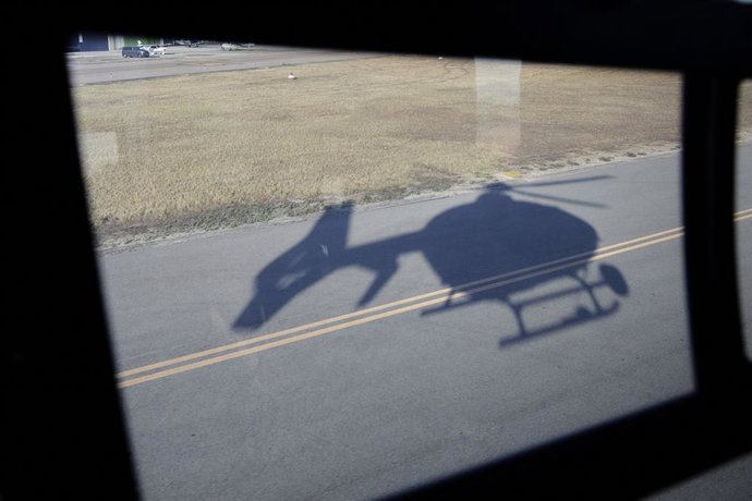 Archivo - Sombra de uno de los helicópteros Pegasus de la DGT para controlar el tráfico por las carreteras de la zona este de la Comunidad de Madrid, a 28 de julio de 2021, en la Base DGT Madrid-Cuatro Vientos, Madrid, (España). El helicóptero Pegasus, un