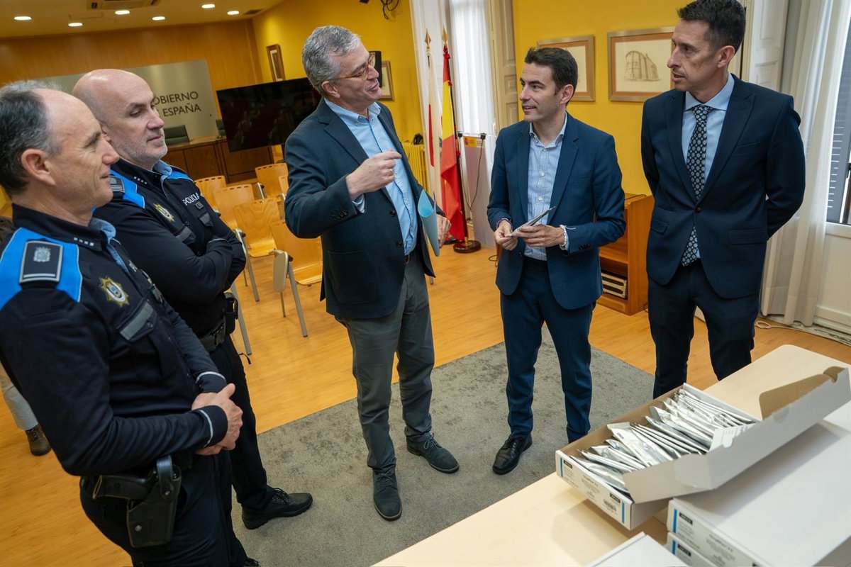 La DGT entrega a la Policía Local de Santander 300 kits para realizar test de drogas a conductores