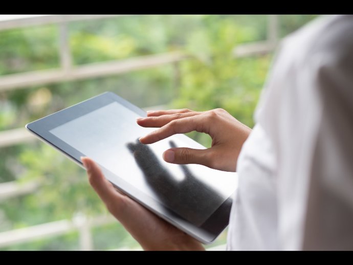 Una persona con un dispositivo electrónico