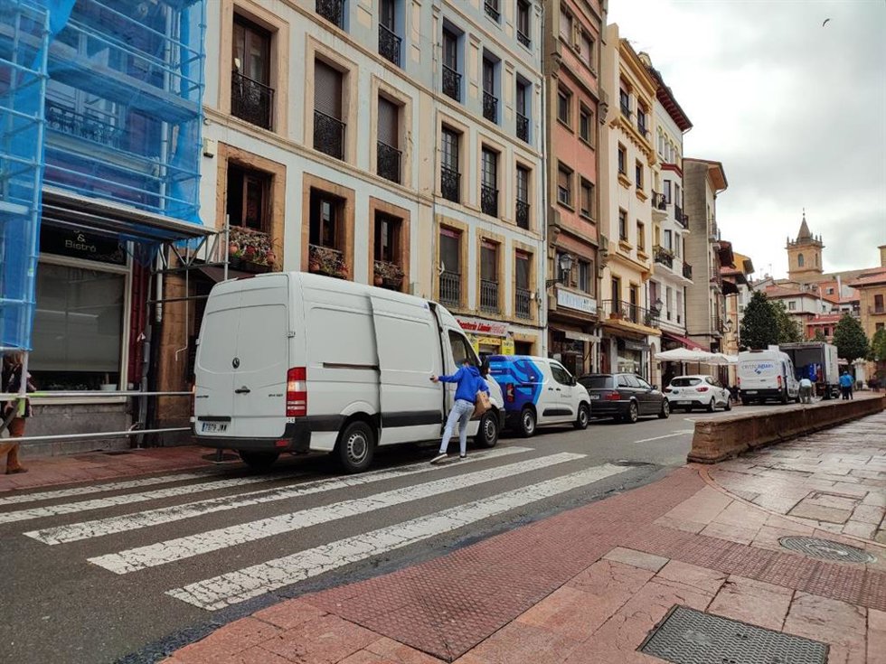 Archivo - Furgoneta de reparto estacionada