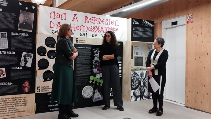 Inauguración de 'Pegadas para un tempo novo' en el edificio Redeiras, en Vigo.