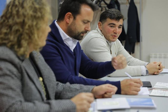 El portavoz del PP en Corvera, Alejandro Méndez Mántaras, junto al presidente del PP de Asturias, Álvaro Queipo, y la secretaria general, Beatriz Llaneza, durante la última comarcal celebrada en el concejo.