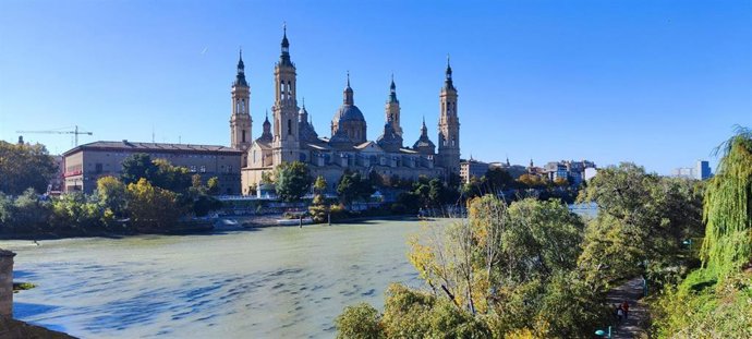 El río Ebro a su paso por Zaragoza y al fondo el Pilar.