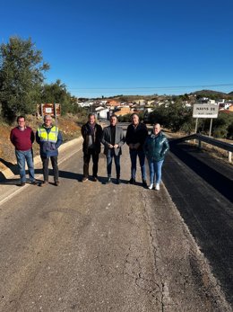 La visita del diputado de Infraestructuras Municipales de Jaén, José Luis Agea, junto al alcalde Navas de San Juan, Joaquín Requena, a las obras de la carretera JA-7103.