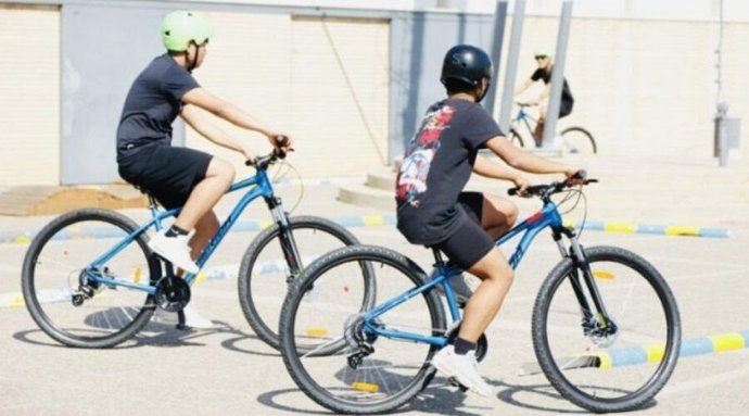 Dos jóvenes practicando ciclismo