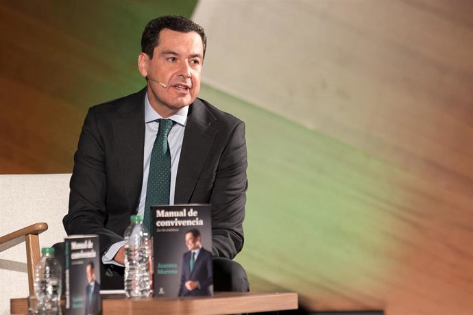 El presidente de la Junta de Andalucía, Juanma Moreno, presenta su libro 'Manual de convivencia' en un reciente acto celebrado en Madrid. 