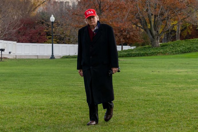 22 de novembro de 2025, Washington, Distrito de Columbia, EUA: O presidente DONALD TRUMP olha para a imprensa ao chegar de volta à Casa Branca vindo da Base Conjunta Andrews.
