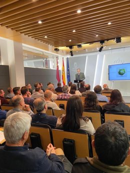 Una de las conferencias sobre la seguridad, la sostenibilidad y el conocimiento técnico de la actividad cinegética, celebrada en la Consejería (foto de archivo).