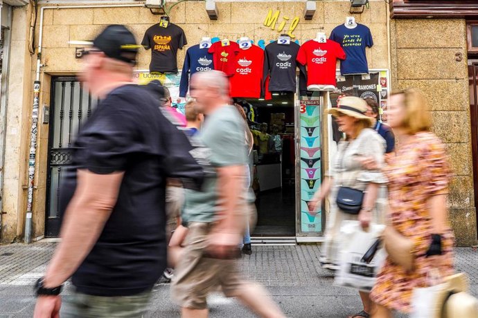Archivo - Turistas paseando por Cádiz. (Foto de archivo).