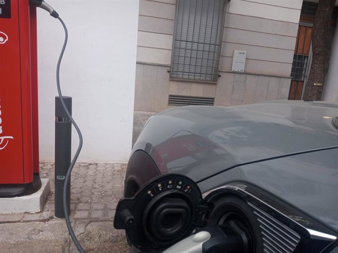 Punto de recarga en la calla Campamento, en el barrio de San Bernardo.