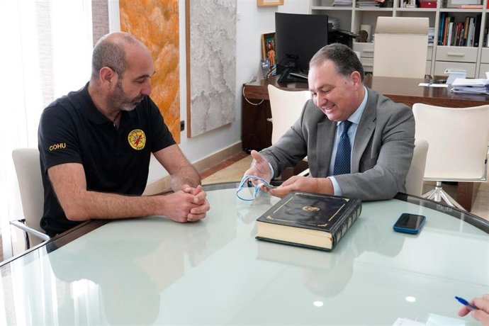 El presidente de la Diputación Provincial de Huelva, David Toscano, ha recibido al subcampeón mundial de Trail-O, el onubense Sergio Martín Carrasco.