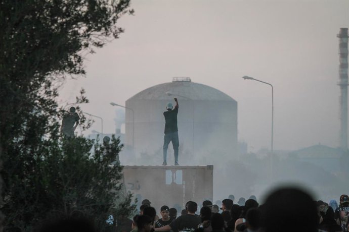 Archivo - October 15, 2025, Gabes, Gabes, Tunisia: Residents of the city of Gabes rush for cover during clashes with policemen after a demonstration on October 15, 2025, to demand the closure of chemical factories in the Ghannouch industrial zone amid con
