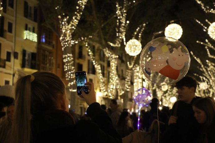 Cientos de personas durante el encendido de las luces de Navidad
