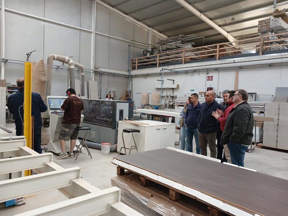 El delegado territorial de la Consejería de Agricultura, Pesca, Agua y Desarrollo Rural, Antonio Mena, visitando empresas en el municipio de Pulpí.