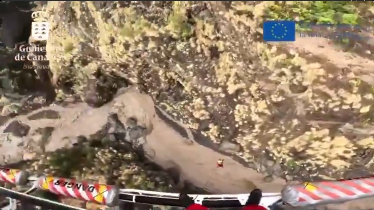 Rescatados en helicóptero dos senderistas al no poder continuar en un barranco de La Palma por las fuertes lluvias