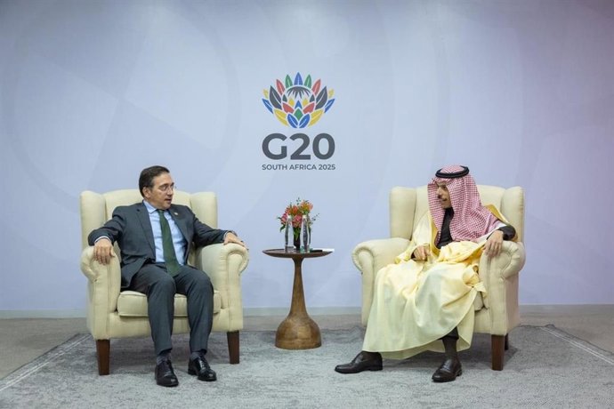 José Manuel Albares e Faisal Bin Farhan na Cúpula do G20 em Joanesburgo (África do Sul)