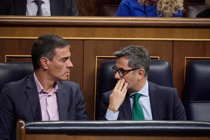 Archivo - El presidente del Gobierno, Pedro Sánchez (i) y el ministro de la Presidencia, Relaciones con las Cortes y Justicia, Félix Bolaños (d), durante una sesión plenaria en la Cámara Baja, a 17 de septiembre de 2024, en Madrid (España). El Pleno del C