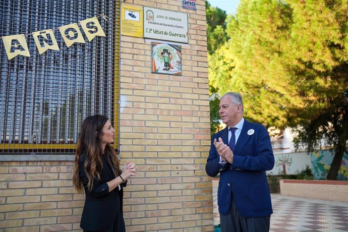 Blanca Gastalver, junto a José Luis Sanz, con ocasión de la visita a uno de los colegios públicos.