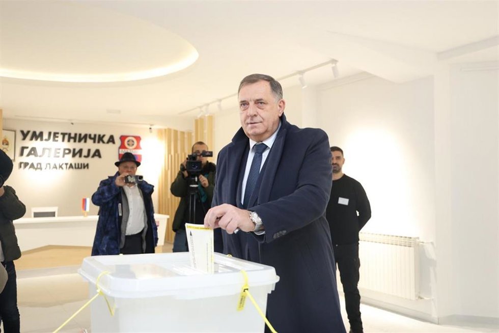 El líder serbobosnio Milorad Dodik vota en las elecciones presidenciales en la República Srpska