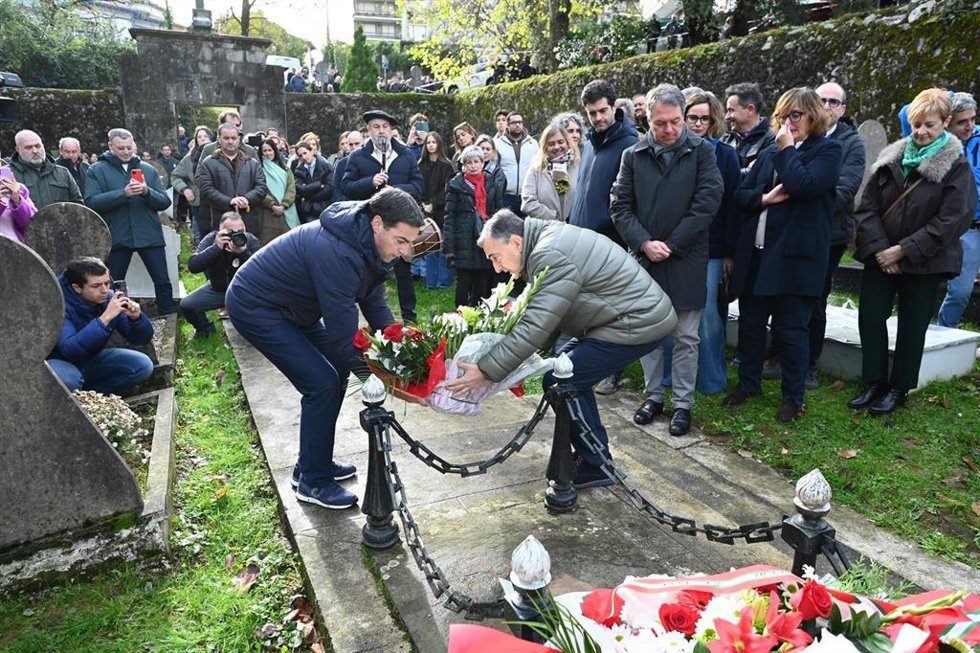 El presidente del EBB del PNV, Aitor Esteban (c), y el lehendakari, Imanol Pradales (i), durante el homenaje y ofrenda floral ante la tumba de Sabino Arana, a 23 de noviembre de 2025, en Sukarrieta (Bizkaia)