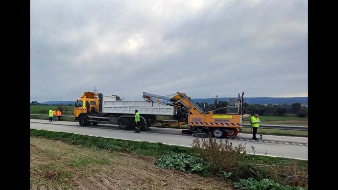 Imagen de los trabajos para instalar una banda sonora central