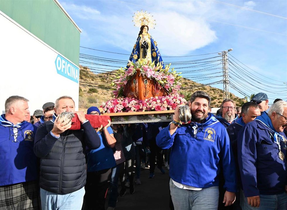 El presidente del Gobierno regional, Fernando López Miras, acompañó hoy a la Comunidad de Regantes de Mazarrón en la celebración del trigésimo aniversario de su desaladora, que se enmarcó en la tradicional romería de la Virgen del Milagro