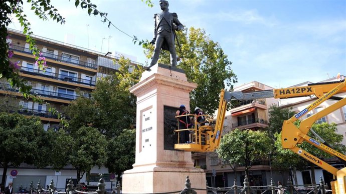Labores de restauración en monumento a Daoiz de la Plaza de la Gavidia.