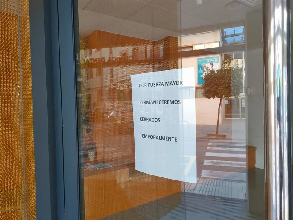 Cartel en la clínica dental donde fue tratada la menor