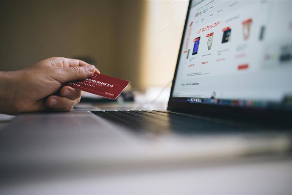 Una persona realiza una compra online.