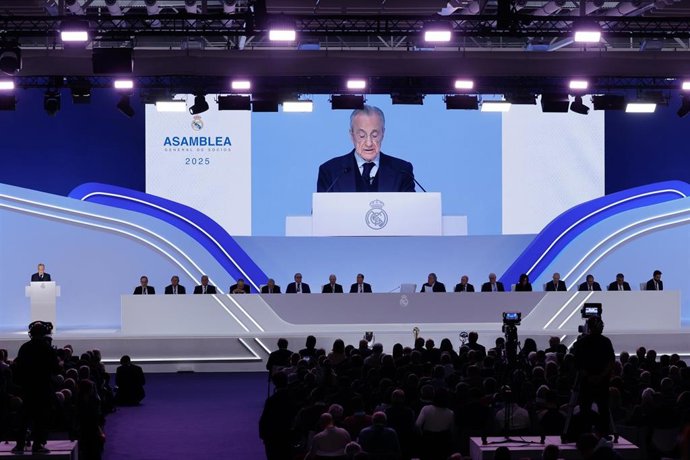 El presidente del Real Madrid, Florentino Pérez, en la Asamblea General Ordinaria de Socios Representantes del club 2025. 