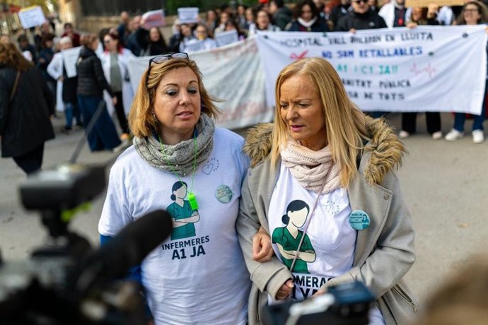 La portaveu Inés Montoyo (esquerra) durant la mobilització davant de l'ICS