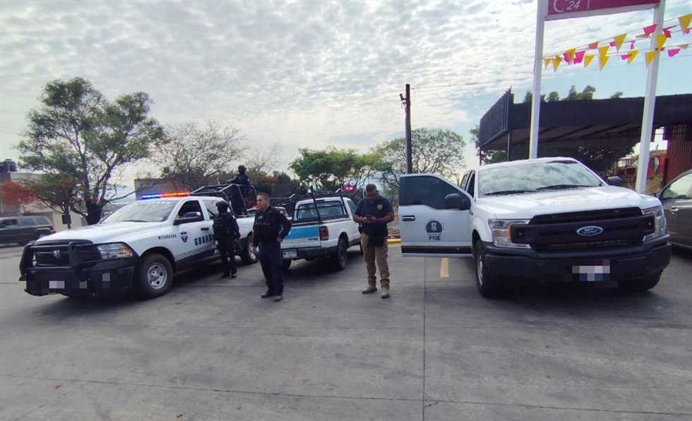 Archivo - Policías y sus vehículos en Michoacán, México