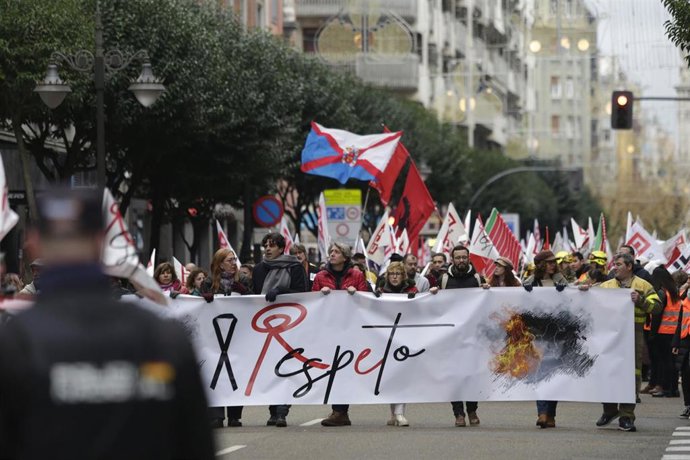 Manifestantes portan pancarta con lema 'Respeto'  durante la manifestación de protesta por los incendios forestales del pasado verano y en defensa del medio rural, a 23 de noviembre de 2025, en León, Castilla León (España). La marcha ha sido convocada por
