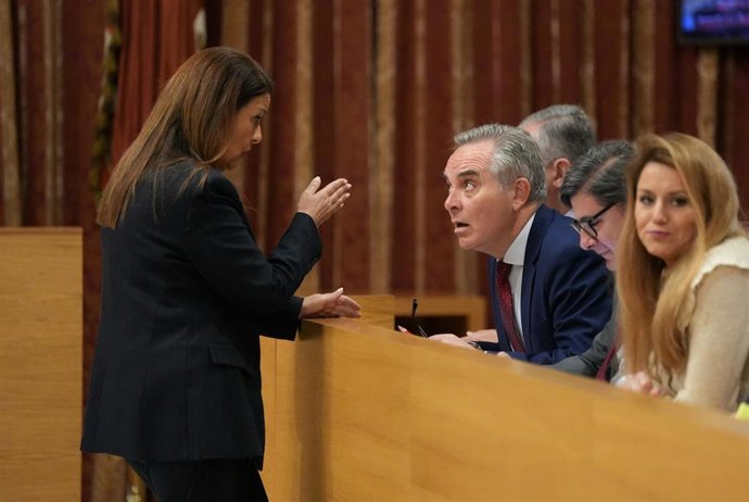 Archivo - La concejala del PSOE Sonia Gaya conversa con el portavoz del Gobierno local y delegado de Hacienda, Juan Bueno, en una foto de archivo. 