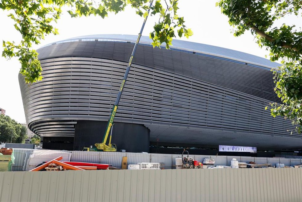 Archivo - Imagen general del exterior del Estadio Santiago Bernabéu