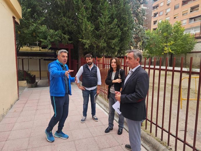 El concejal de Mantenimiento Urbano del Ayuntamiento de Jaén, Javier Padorno, y la concejala de Educación, Eva Funes, en la visita al CEIP Agustín Serrano de Haro.