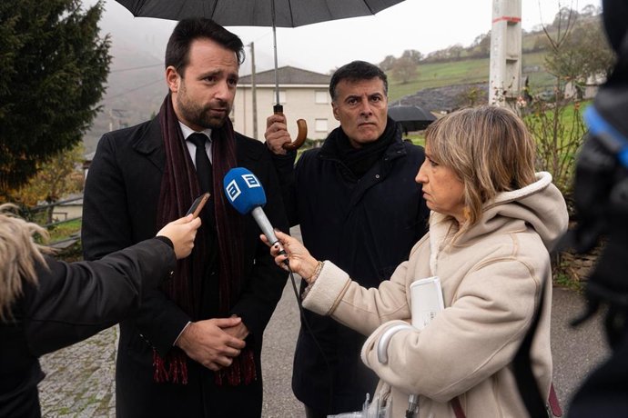 El presidente del PP de Asturias, Álvaro Queipo, y el alcalde de Cangas del Narcea, José Luis Fontaniella, a su llegada al funeral del minero asturiano fallecido en Vega de Rengos (Cangas del Narcea).